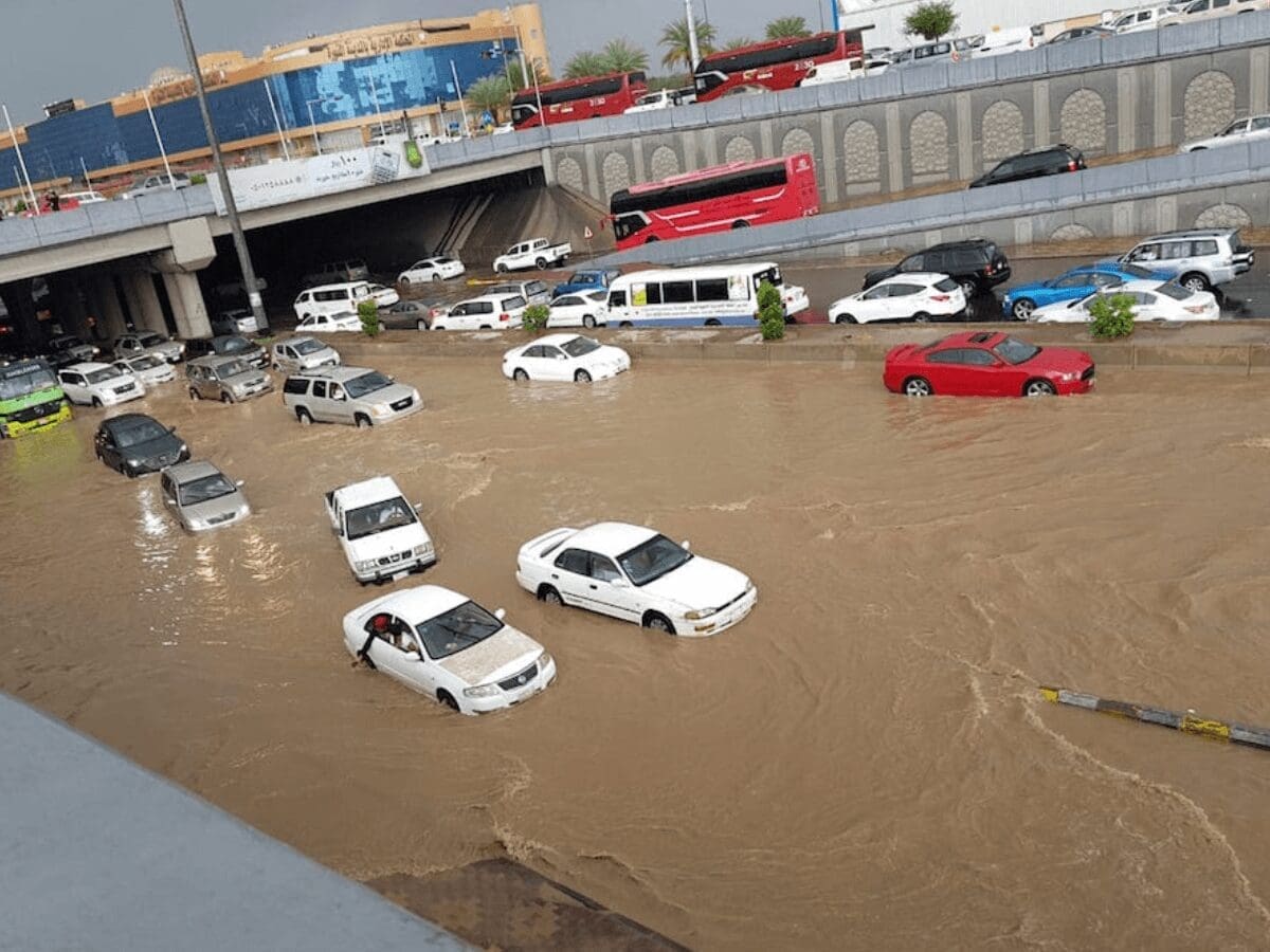 dubais-urban-waterscape-navigating-unexpected-floods-stormy-conditions